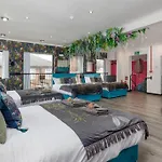 Luxury Mirror Party Pad With 4 Bedrooms!