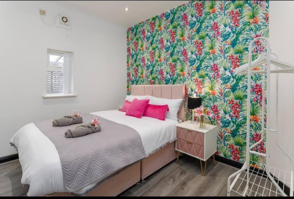 Holiday home Luxury Mirror Party Pad With 4 Bedrooms! *