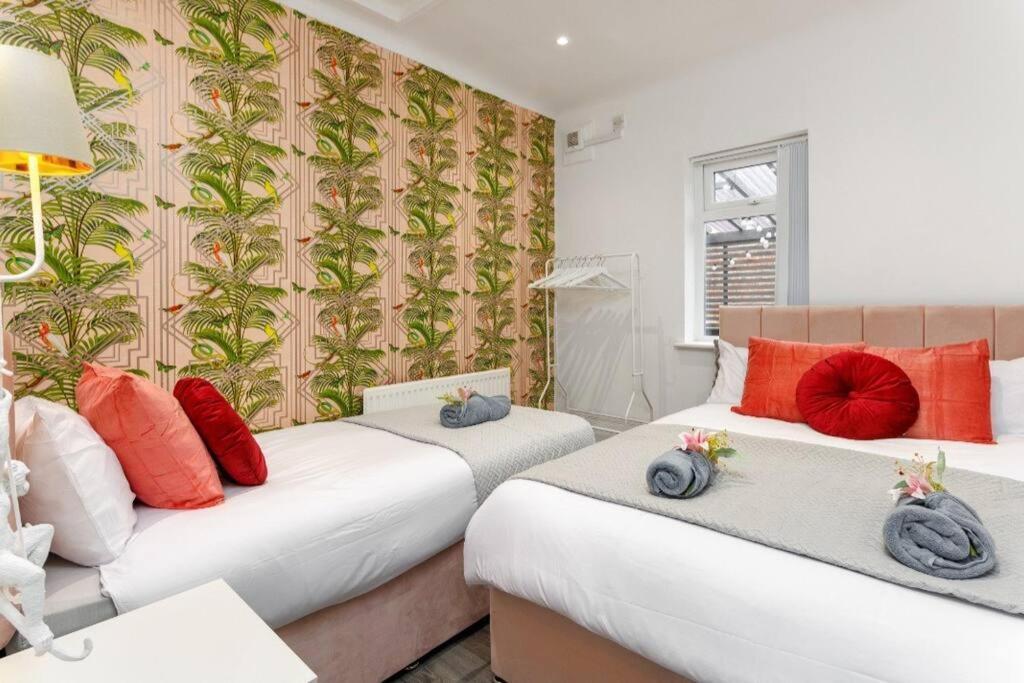 Luxury Mirror Party Pad With 4 Bedrooms! Holiday home