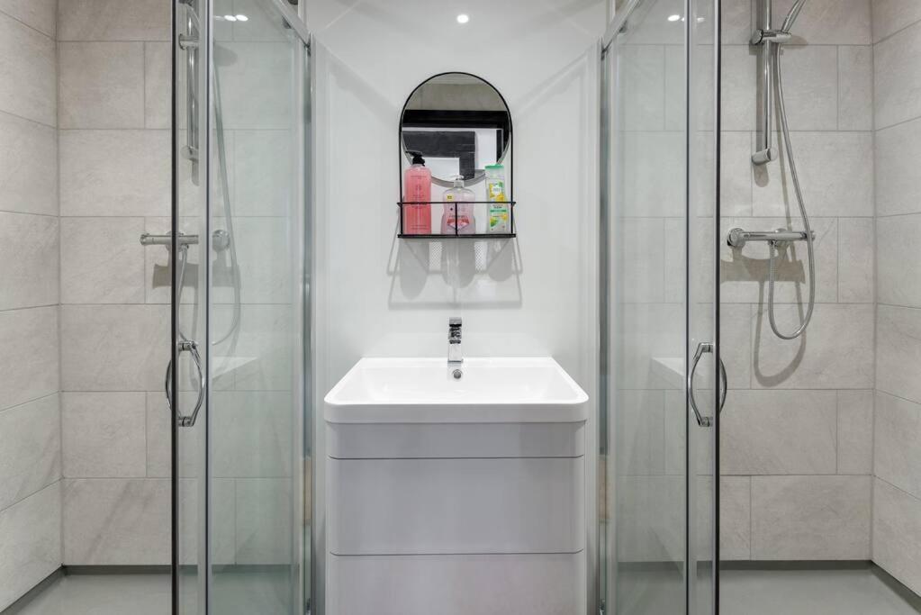 Luxury Mirror Party Pad With 4 Bedrooms! * Liverpool