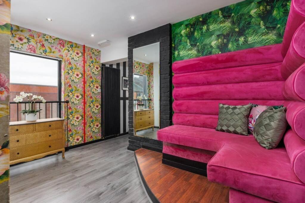 Luxury Mirror Party Pad With 4 Bedrooms! Holiday home
